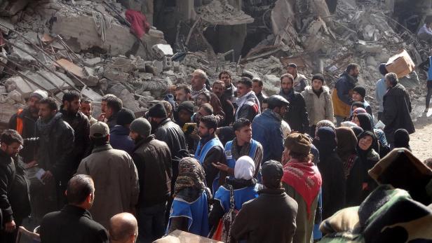 Menschen warten im Jarmouk-Flüchtlingscamp in Syrien auf Essen (Archivaufnahme Jänner 2014).