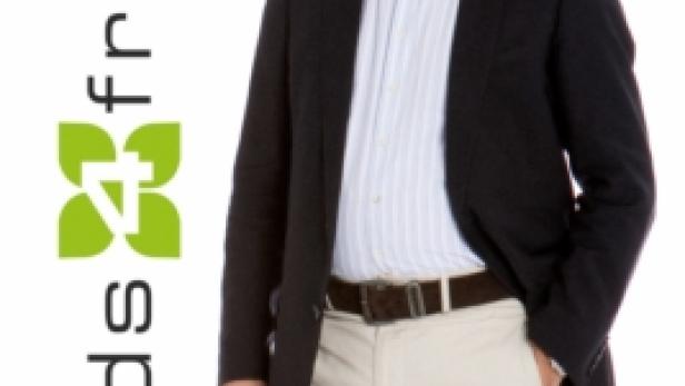 Ein Mann in einem dunklen Sakko und hellen Hosen steht neben dem Logo „brands4friends“.