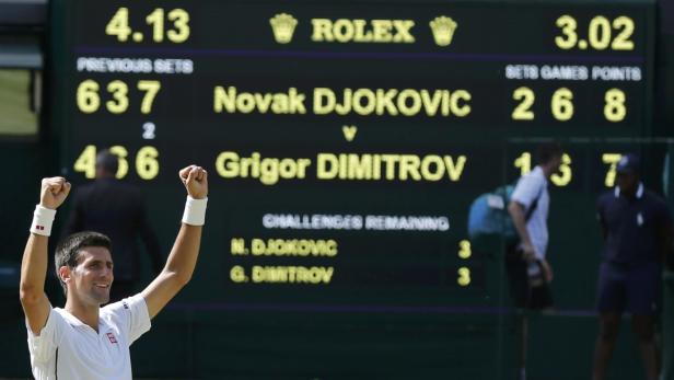 Novak Djokovic feiert vor der Anzeigetafel während eines Tennisspiels gegen Grigor Dimitrov.