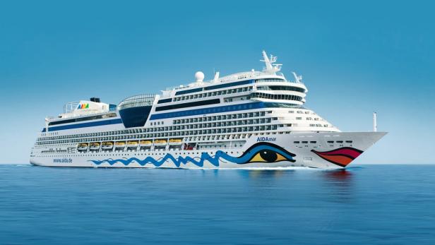 Das Kreuzfahrtschiff AIDAmar fährt auf dem offenen Meer.
