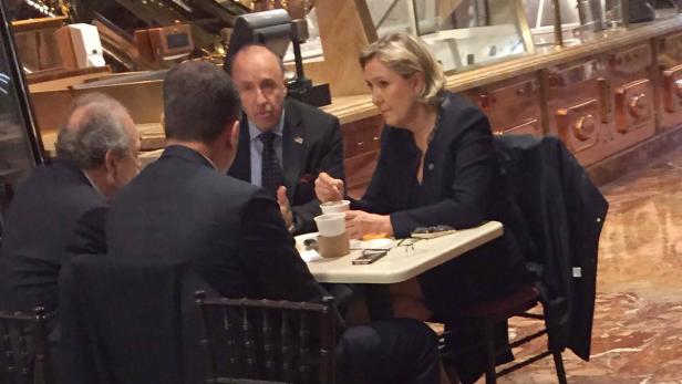 Marine Le Pen (re.) beim Kaffetrinken mit ihrem Partner Louis Aliot (2. v.re.)