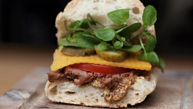 Hat der 4. Earl of Sandwich das Sandwich erfunden? So köstlich und reichlich gefüllt wie heute waren die Sandwiches vor 250 Jahren nicht. Sie bestanden nur aus einem Stück gesalzenem Rindfleisch und zwei Scheiben Toastbrot.