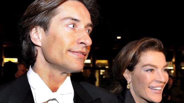 Porträt von Prinz Hubertus von Hohenlohe mit einer Frau auf einer Veranstaltung.