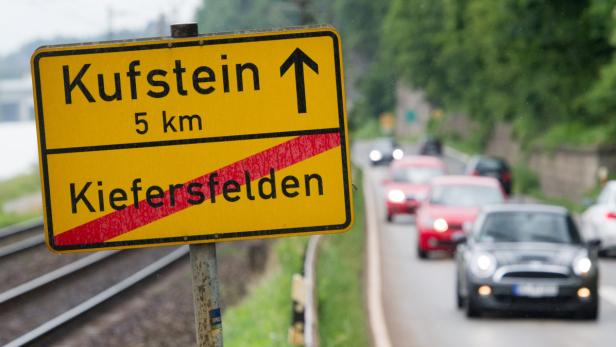 Ein gelbes Ortsschild zeigt die Richtung nach Kufstein (5 km) an, während Kieferfelden verlassen wird.
