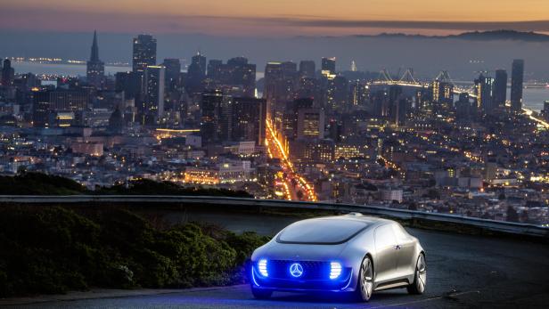 Ein Mercedes-Benz-Konzeptfahrzeug vor der Skyline von San Francisco bei Dämmerung.