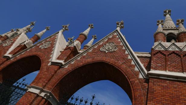 Sehenswürdig: Eingang zum Zentralfriedhof, der 1886 im neogotischen Stil errichtet wurde