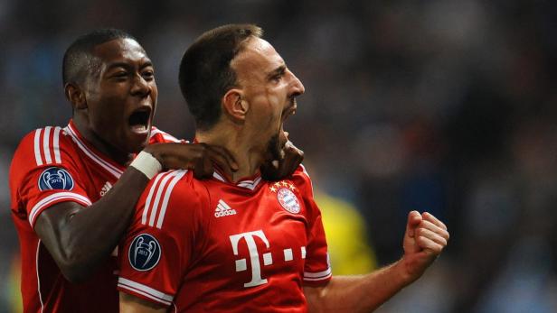 David Alaba umarmt Franck Ribéry, beide im roten Bayern München Trikot, und jubeln.