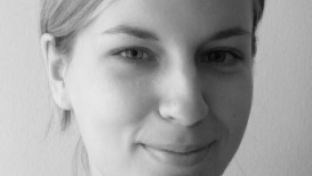 Schwarzweiß-Porträt einer Frau mit blonden Haaren.