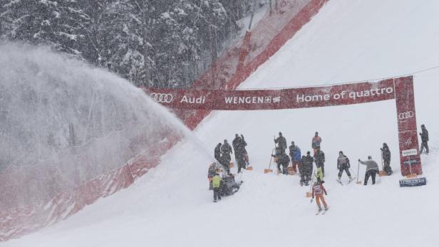Schneekanonen und Helfer präparieren die Skipiste in Wengen für das Audi FIS Ski Weltcup Rennen.