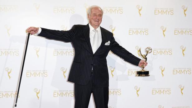 Jerry Weintraub 2014 mit dem Emmy für die Serie &quot;Years Of Living Dangerously&quot;