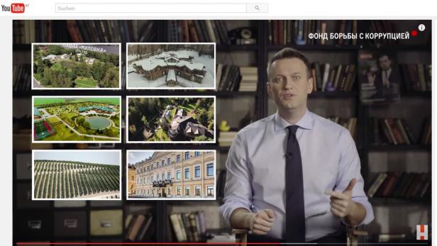 Oppositionspolitiker Nawalny zeigt die Besitztümer des Premiers Dimitri Medwedew, 51
