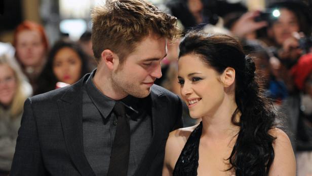 Robert Pattinson und Kristen Stewart bei einer Veranstaltung.