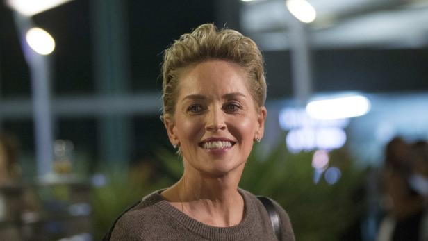 Sharon Stone lächelt in die Kamera.