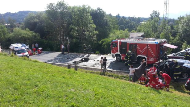 KÄRNTEN: MUTTER UND KIND BEI VERKEHRSUNFALL AUF LO Die Unfallstelle