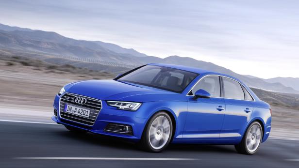 Ein blauer Audi A4 fährt auf einer Landstraße.