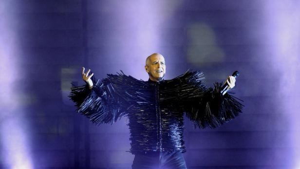 Neil Tennant von den Pet Shop Boys tritt in einer extravaganten Jacke auf der Bühne auf.