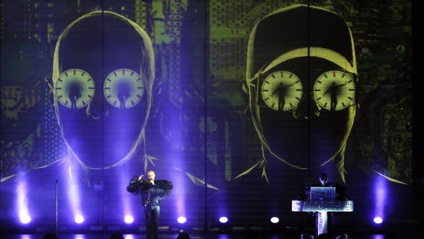 Der Zahn der Zeit nagt nicht an den Pet Shop Boys: Elektropop aus der gänzlich überraschungsfreien Zone, zur Show aufgemascherlt