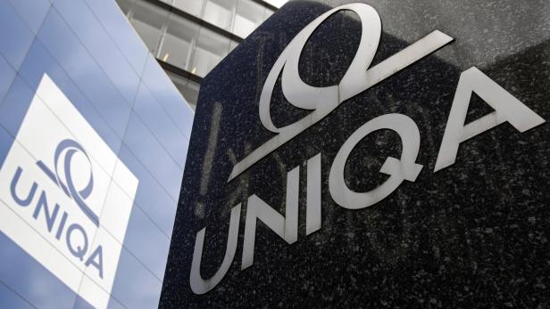 Das Logo der Versicherungsgruppe UNIQA an einem Gebäude.