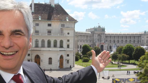 Ein lächelnder Mann im Anzug vor der Hofburg in Wien.