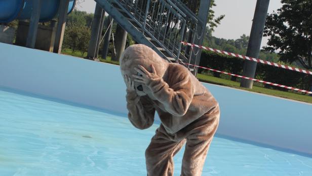 Maskottchen &quot;Kobi&quot; trauert - kein Wasser mehr im Florian-Berndl-Bad in Bisamberg.