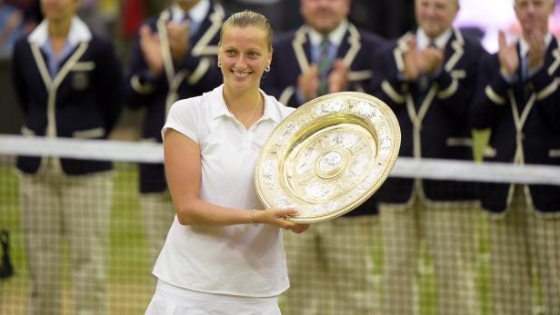 Petra Kvitová mit der Trophäe nach ihrem Wimbledon-Sieg.
