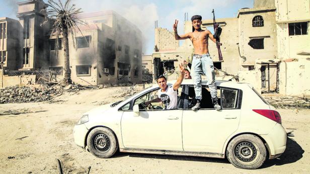 Unterstützer der Regierungstruppen feiern die Rückeroberung Bengasis