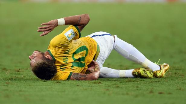 Schrecksekunde: Superstar Neymar mit einem Wirbelbruch auf dem Boden – Sekunden zuvor war er vom Kolumbianer Zúñiga brutal gefoult worden. Für Brasiliens Superstar war die WM damit zu Ende.