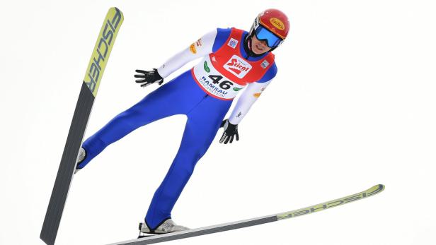 Ein Skispringer in der Luft während eines Wettkampfs in Ramsau am Dachstein.