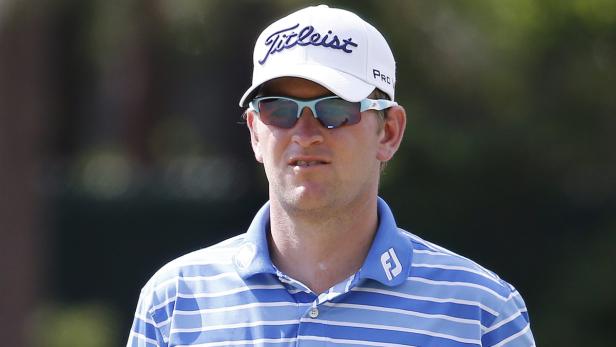 Ein Mann mit Sonnenbrille und Kappe der Marke Titleist.