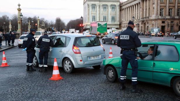 Pariser Polizisten kontrollieren Autos.