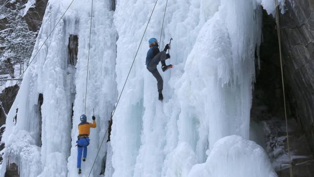 Winter-Idylle: Eiskletterer in der Nähe von Krasnojarsk, Sibirien