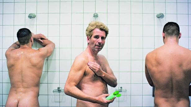 Wenn die Dusche im Fitness-Studio nur noch der Ort für weitere Demütigungen ist: Dirk Stermann als Werbe-Model in der Midlife Crisis (ab Freitag im Kino)