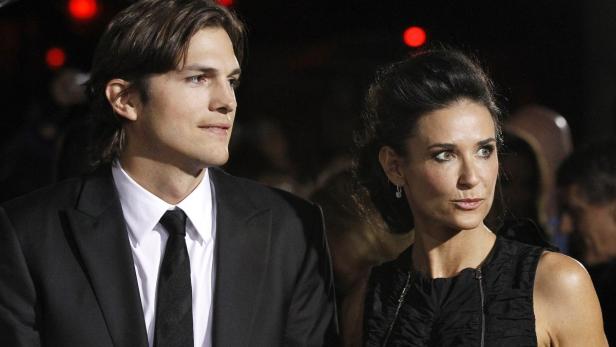Cast member Ashton Kutcher and his wife actress Demi Moore attend the premiere of &quot;No Strings Attached&quot; at the Regency Village theatre in Los Angeles in this January 11, 2011, file photo. Actress Demi Moore is seeking alimony from estranged husband Ashton Kutcher, according to divorce documents filed in a Los Angeles court March 7, 2013. REUTERS/Mario Anzuoni/Files (UNITED STATES - Tags: ENTERTAINMENT)