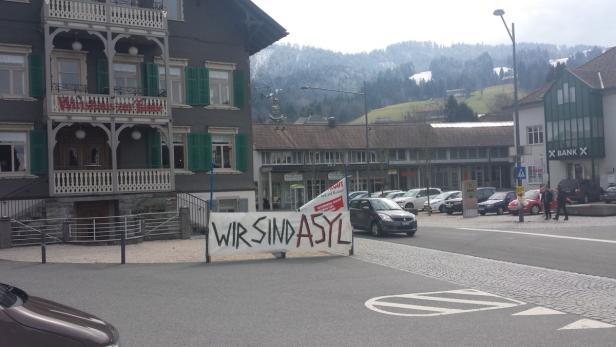 In Alberschende wurden Plakate der Solidaritätsaktion „Wir sind Asyl“ zerstört. Zwei Täter versuchten ins Flüchtlingsheim einzudringen.