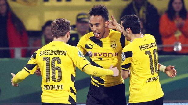 Pierre-Emerick Aubameyang feiert mit seinen Teamkollegen von Borussia Dortmund.