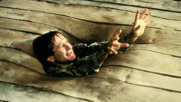 Robin Williams als Alan Parrish in dramatischen Sp… Ob als schrulliges Kindermädchen, als einfühlsamer Psychotherapeut, unorthodoxer Lehrer oder psychopathischer Killer - Robin Williams gehörte zu den wandlungsfähigsten Schauspielern Hollywoods. Seine Karriere begann er in Fernsehserien und als Komiker in diversen Clubs. Als Außerirdischer Mork vom Planeten Ork wurde er Ende der 1970er Jahre zum Serienstar. Einige seiner größten Rollen: Bild: Williams im Film "Jumanji"