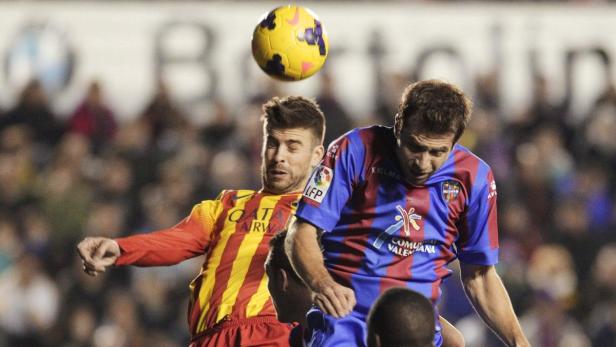 Zwei Fußballspieler kämpfen bei einem Spiel um den Ball.