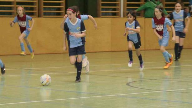 Flötzersteig Juniors (rot/blau) gegen VS Vorgartenstraße (GEPS, blau/blau)