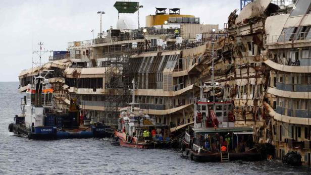 Großeinsatz: Das Wrack der „Costa Concordia“ wurde mit Schwimmkästen flottgemacht. Es soll in wenigen Wochen abgeschleppt werden.