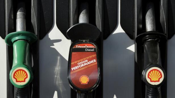 Zapfsäulen mit verschiedenen Kraftstoffsorten von Shell.