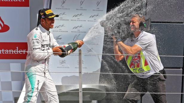Champagner marsch! Lewis Hamilton kannte in Silverstone keine Gnade – selbst der Kameramann war Teil der prickelnden Siegesfeier des Engländers.