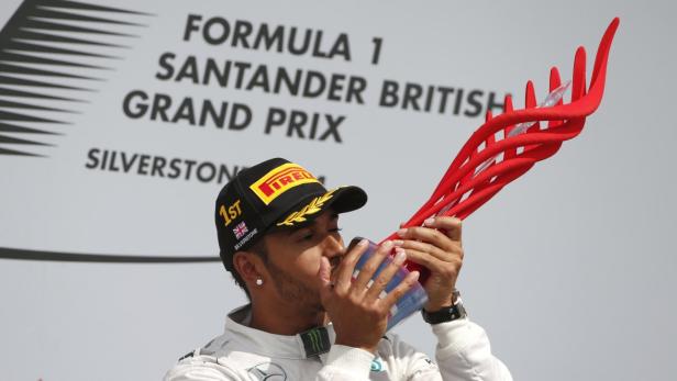 Hamilton küsst die Trophäe. Der Mercedes-Pilot hat am Sonntag seinen Formel-1-Heim-Grand-Prix in Silverstone gewonnen.