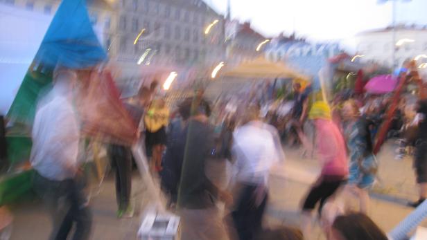 Höret und tanzet! 3 knaben schwarz setzen mit ihren Darbietungen den Markt in Bewegung