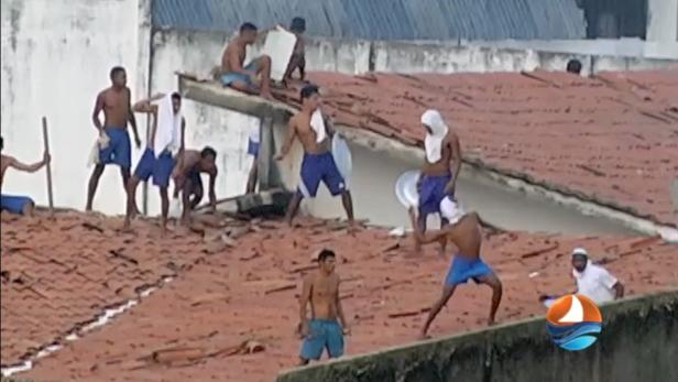 Inhaftierte auf den Dächern der Haftanstalt in Natal.