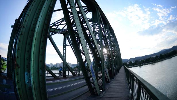 Das Ende der Linzer Eisenbahnbrücke naht.