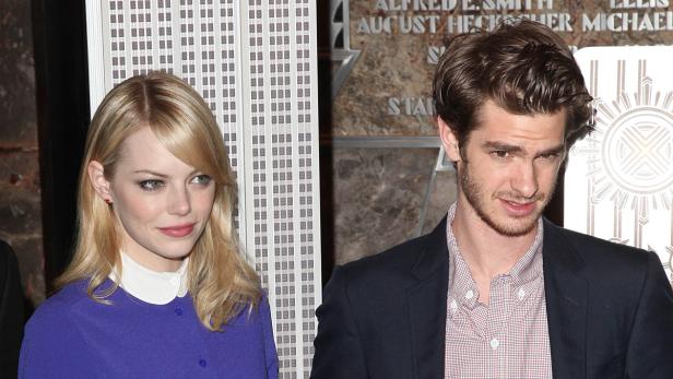 Emma Stone und Andrew Garfield posieren vor dem Empire State Building.