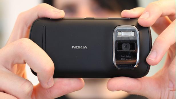 Ein Nokia-Smartphone mit 41-Megapixel-Kamera wird von Händen gehalten.