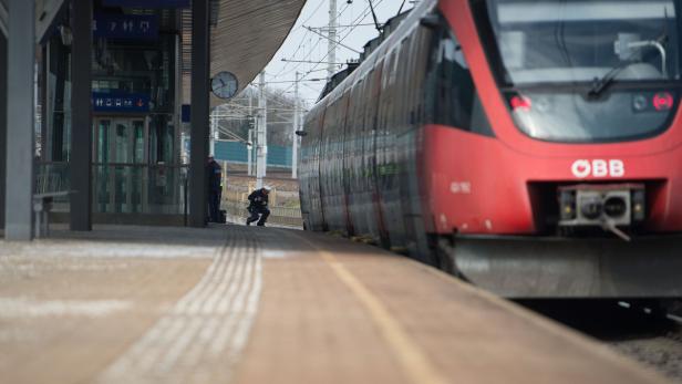 Schock und Betroffenheit herrschte am Mittwoch an der Unglücksstelle am Bahnhof Linz-Ebelsberg.