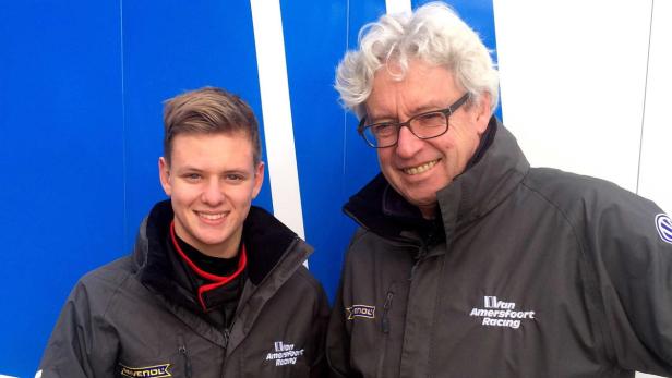 NETHERLANDS MOTOR RACING SCHUMACHER Mick Schumacher (li.) beim Handshake mit seinem Teamchef Frits van Amersfoort