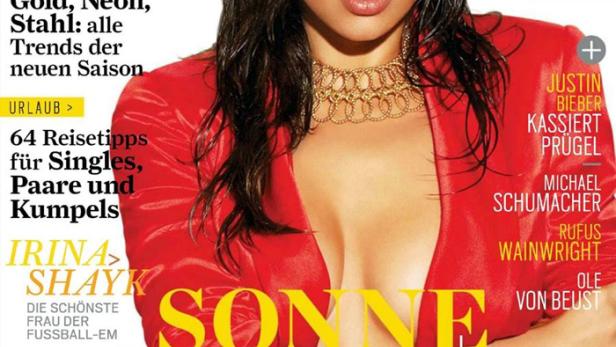 Das Cover der deutschen GQ-Ausgabe mit Irina Shayk in einem roten Blazer und einer goldenen Halskette.